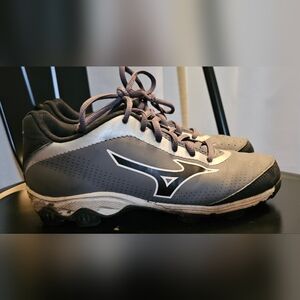 Boys Mizuno cleats size 2.5